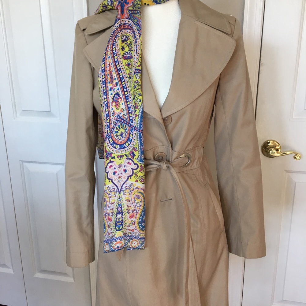 Via Spiga trench